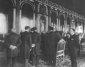 'La signature du traite de paix a Versailles; Le premier plenipotentiaire allemand, M..., 1919. Creator: Unknown.