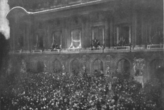 La paix est signee; au balcon de l'opera, Mlle Demougeot chante la "Marseillaise" reprise..., 1919. Creator: Jean Clair-Guyot.