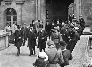 'Le retour a la paix; Au chateau de Saint-Germain-en-Laye, le 2 juin 1919: depart des..., 1919. Creator: Unknown.