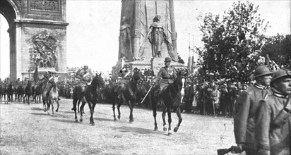 'Le jour de gloire; le general Montuori, en tete des troupes italiennes, salue la tribune..., 1919. Creator: Unknown.