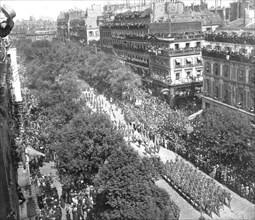'Le jour de gloire; au coeur de Paris: le defile sur les grands boulevards jusqu'a la place..., 1919 Creator: Unknown.
