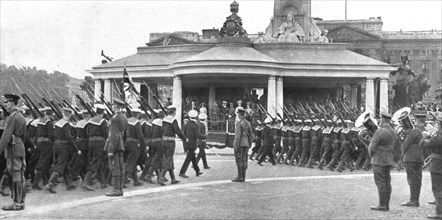'Les fetes de la victoire a Londres; le defile des "Bluejackets" devant la tribune royale..., 1919. Creator: Excelsior Photo.