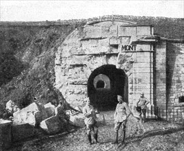 'Les combats de Douaumont; Le fosse et l'entrée principale du fort de Douaumont au debut..., 1916. Creator: Unknown.
