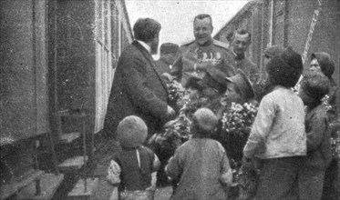 'France et Russie; Un arret du train. M. Albert Thomas achete des fleurs a ces enfants..., 1916. Creator: Unknown.