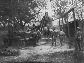 'Le haut commandement de L'Armee Anglaise; Piece d'artillerie lourde en action sur..., 1916. Creator: Unknown.