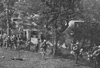 ''Sur le front Italien; Soldats italiens en marche vers les lignes avancees du Val d'Astico', 1916. Creator: Unknown.