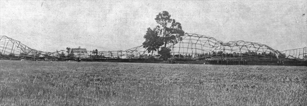 'Les deux derniers zeppelins abattus par les Anglais; Le carcasse du L33, avarie et..., 1916. Creator: Unknown.