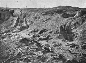 'Sur le champ de bataille de Combles; ancienne installation allemande dans le chemin creux..., 1916. Creator: Unknown.