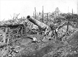 'Sur le champ de bataille de Combles; Un canon allemand de 150 abandonne dans le bois..., 1916. Creator: Unknown.