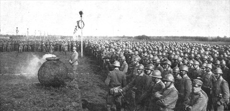 'Sur le front Italien: ceremonie a la memoire des grenadiers; parmi une decoration de mats..., 1916. Creator: Unknown.