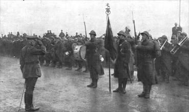 'Le deuxieme anniversaire de L'Yser; le general Wielemans saluante le drapeau du 12e de...1916. Creator: Unknown.