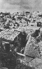 'Sur les fronts Italiens du Carso et du Trentin; abris sur le Tcherni Hrib, a l'Ouest de..., 1916. Creator: Unknown.