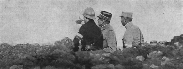 'La visite du President de la Republique au front de Verdun; le general Mangin donne des..., 1916. Creator: Unknown.