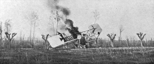 'Avion autrichien abattu; avion autrichien abattu en flammes par une batterie..., 1916. Creator: Unknown.
