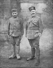 'Le lieutenant-colonel Richaud et le doyen du 4e zouaves', 1916. Creator: Unknown.