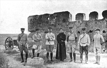 'Le commandant et les officiers du 1er bataillon colonial du Maroc, sur une terrasse..., 1914. Creator: Unknown.