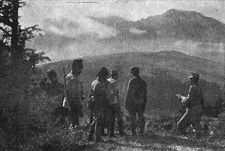 'Sur le front Roumain; officiers observant un tir d'artillerie dans les montagnes de..., 1916. Creator: Unknown.