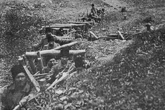 'Sur le front Roumain; soldats roumains dans boyau d'acces aux tranchees', 1916. Creator: Unknown.