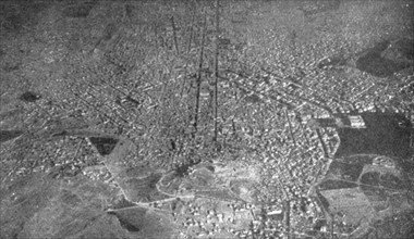 'Athenes vue en avion; vue general d'Athenes, prise en avion a une altitude de 1,800..., 1916. Creator: Unknown.