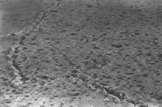 'A cent cinquante metres au-dessus de la bataille; progression dans les trous d'obus', 1916. Creator: Unknown.