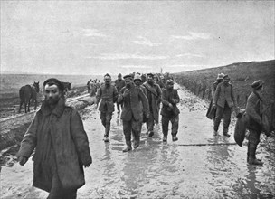 'Apres notre succes du 15 decembre au Nord de Verdun; un convoi de 300 prisonniers...,1916. Creator: Unknown.