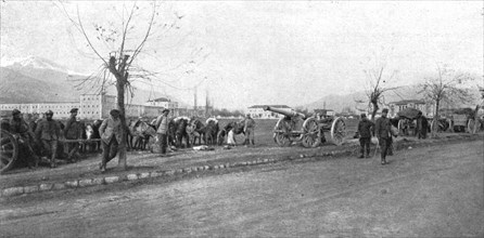 'L'artillerie lourde francaise traversant Monastir, le 20 novembre, avant d'aller occuper..., 1916. Creator: Unknown.