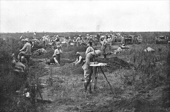 'Une Nouvelle Phase; L'avance de l'artillerie: un groupe opere sa nouvelle mise en..., 1916 (1924) Creator: Unknown.