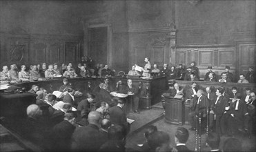 'Le defaitisme et les grands proces; le proces Lenoir - Charles Humbert; la lecture du..., 1919. Creator: Jean Clair-Guyot.