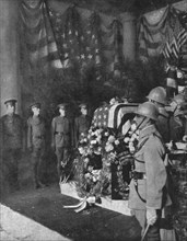 'Le "Soldat Inconnu" Americain; la chapelle ardente ou le corps reposa d'abord a l'hotel..., 1921. Creator: Unknown.