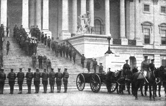 'Le "Soldat Inconnu" Americain; les corps quitte le Capitole pour etre transporte au..., 1921. Creator: Unknown.