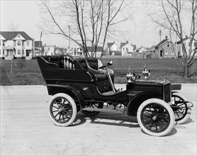 Northern Manufacturing Company touring car, three-quarter view, between 1900 and 1905. Creator: Unknown.