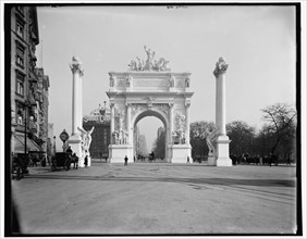 Dewey Arch, New York, N.Y., between 1899 and 1901. Creator: Unknown.