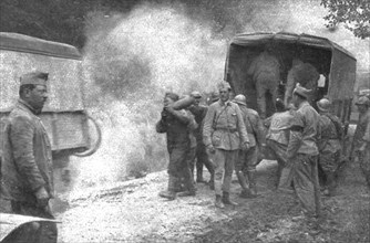 'Au Volant; Ravitaillement en munitions d'une batterie en action', 1918. Creator: Unknown.