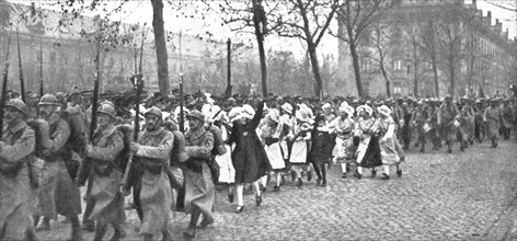 'A Metz; L'entrée des Francais, le 19 novembre 1918: au defile des troupes se sont..., 1918. Creator: Unknown.