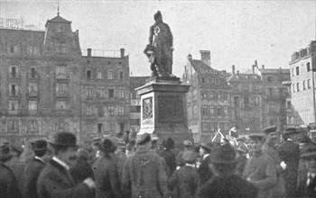 'Journees inoubliables a Strasbourg; Le meme jour, Alsaciens et Lorrains se rassemblent..., 1918. Creator: Unknown.