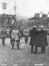 'L'Accolade de Metz; L'emouvante etreinte des deux presidents sur l'esplanade de Metz', 1918. Creator: Unknown.