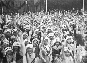 'Les fetes du 8 decembre 1918 a Metz; Les saluts et les vivats au president de la Repub...', 1918. Creator: Unknown.