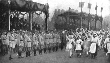 'Les fetes du 8 decembre 1918 a Metz; Le defile des jeunes Lorraines devant les tribunes..., 1918. Creator: Unknown.