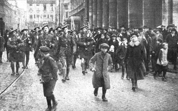 'Les Anglais sur le Rhin; A Cologne, Les bagpipers ecossais dans les rues de Cologne...,  1918. Creator: Jean Clair-Guyot.