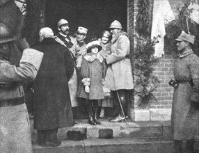 'En Roumanie Liberee; La famille royale: a gauche, dans l'encadrement de la porte..., 1918. Creator: Unknown.