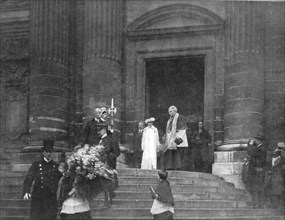 'Les chefs d'etat Allies a Paris; La reine Elisabeth sortant de Saint-Gervais, l'eglise..., 1918. Creator: Unknown.