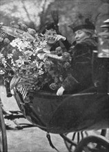 'Les chefs d'etat Allies a Paris; Mme Wilson dans sa victoria fleurie; devant elle..., 1918. Creator: Unknown.