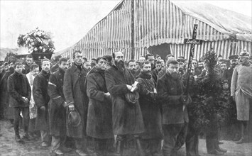 'Internes en Allemagne; au camp de concentration de parchim: le corps d'un interne Francais..., 1917 Creator: Unknown.