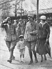 'Son Colonel !; En permission tous les deux, un lieutenant-colonel et un jeune soldat de..., 1916. Creator: Louis Remy Sabattier.