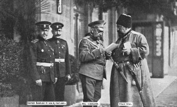 'Sur le quai de la gare de Batoum, le 14 avril: le general Youdenitch, qui commande les..., 1916. Creator: Unknown.