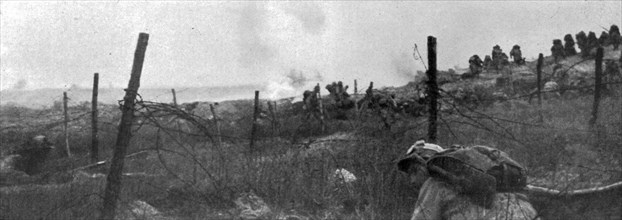 ''Une contre-attaque sur les pentes de Douaumont, le 11 avril dernier', 1916. Creator: Unknown.