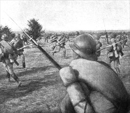 'Visite du general Joffre aux troupes Russes en Champagne; Deux sections chargent l'une..., 1916. Creator: Unknown.