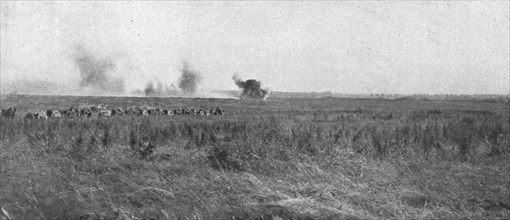 'La Bataille de la Somme; En terrain reconquis: une batterie francaise d'artillerie de..., 1916. Creator: Unknown.