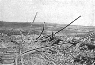 'Devant Verdun; Entre Fleury et Thiaumont, sur la voie du chemin de fer d'interet local qui..., 1916 Creator: Unknown.
