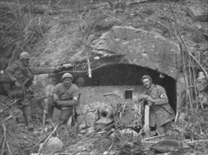 'La Bataille de la Somme; Obusier allemand de 105, pres d'Estrees, dans une casemate..., 1916. Creator: Unknown.